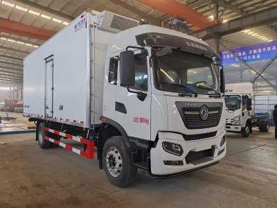 東風(fēng)天錦6.8米貨箱冷藏車(chē)，后部加裝液壓尾板超實(shí)惠
